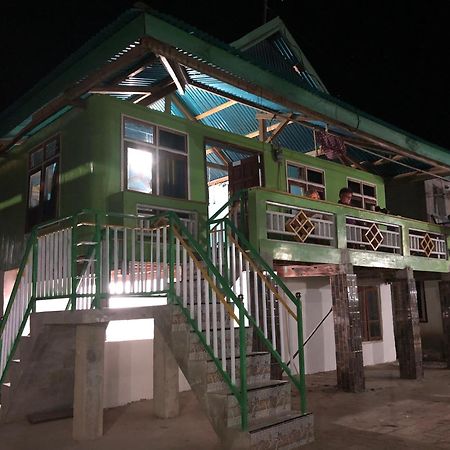 Dua Putri Komodo Homestay Luaran gambar