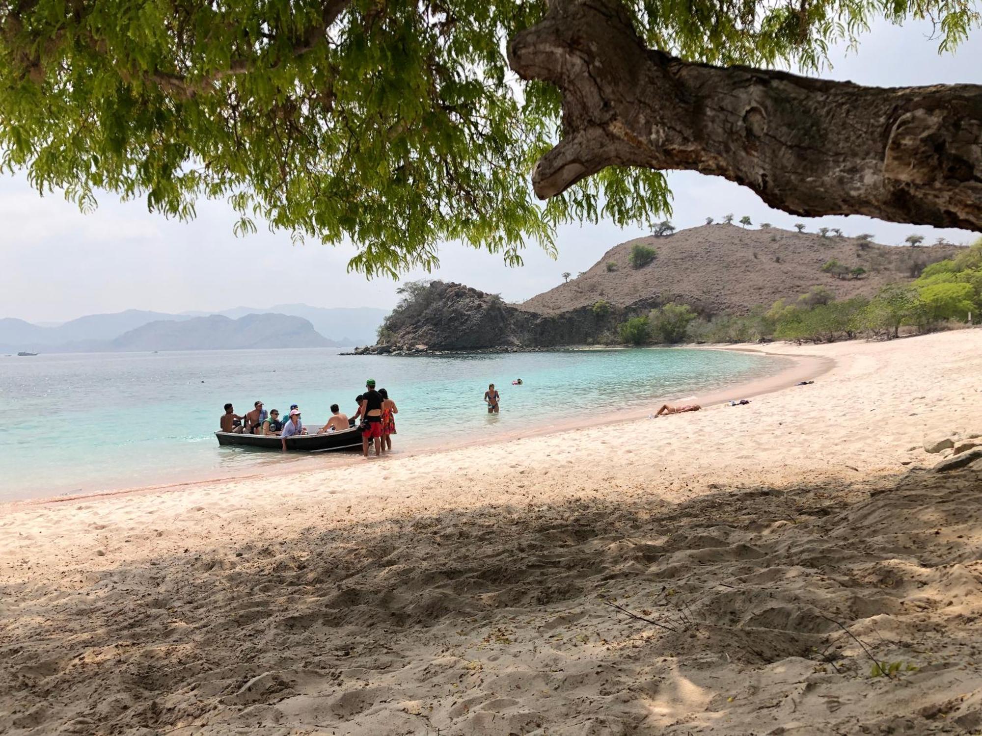 Dua Putri Komodo Homestay Luaran gambar
